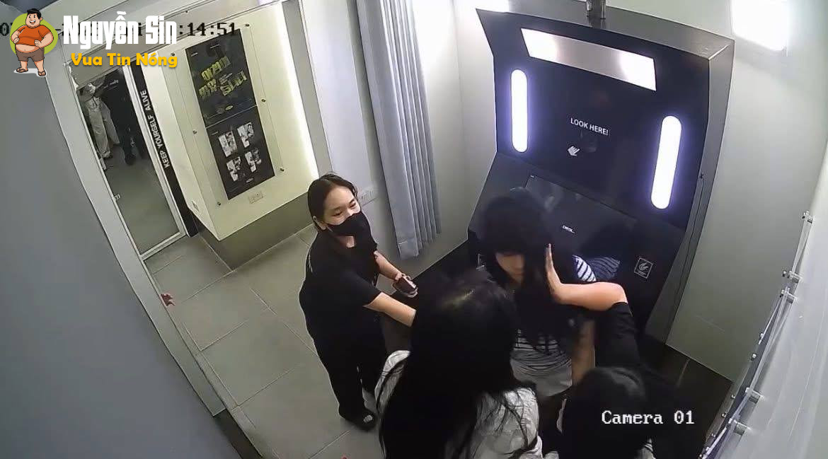 +1gai Hàn var 1gái Việt.. nghe bảo “vẫn đang rất hoảng loạn, đau đầu, buồn nôn, không ăn được gì..”