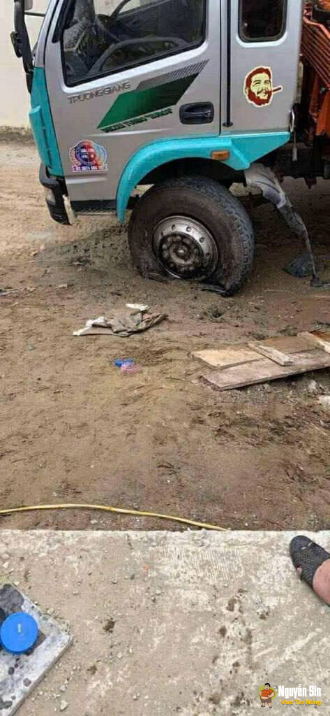 Vĩnh Lộc – Thanh Hóa: một tài xế đang lái xe thì chẳng may bị điện cao thế phóng
