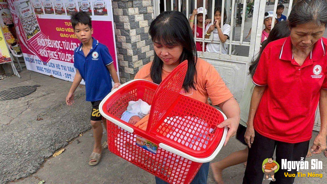 Bé trai sơ sinh bị bỏ rơi kèm với 1 bức thư..