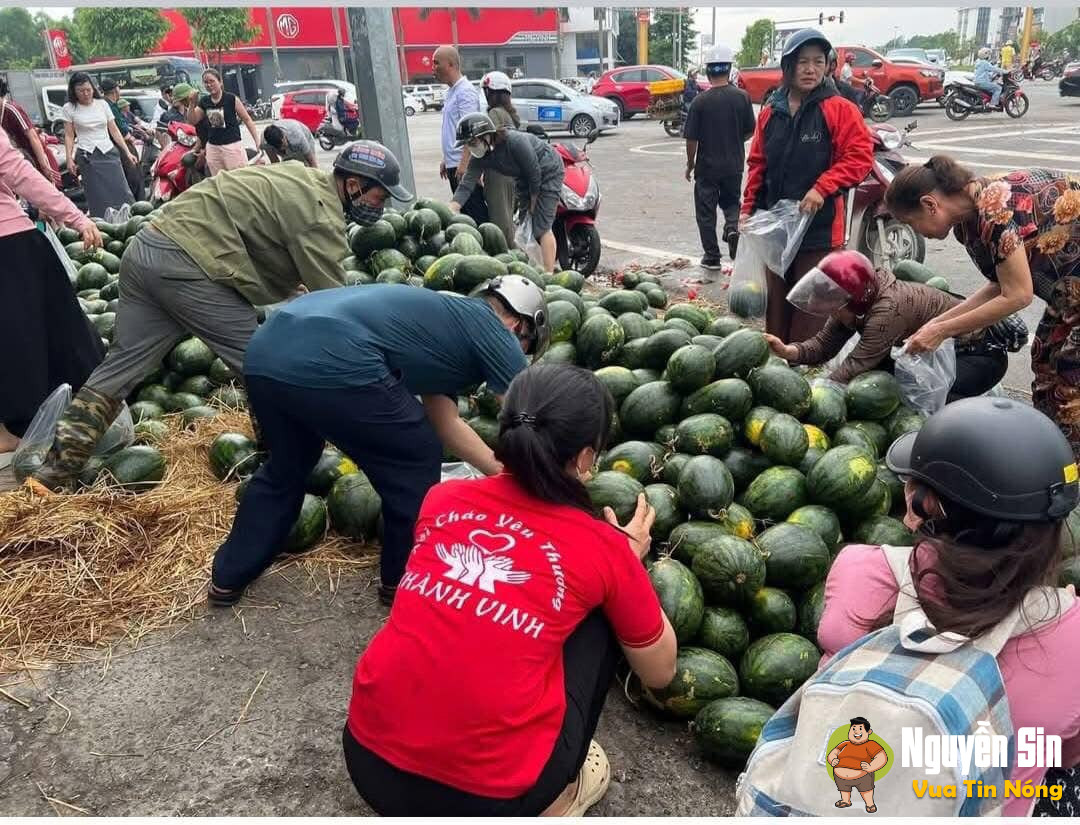 Cam hành trình vụ TNGT xe tải chở dưa hấu va chạm với xe khách (ở TP Vinh, Nghệ An)