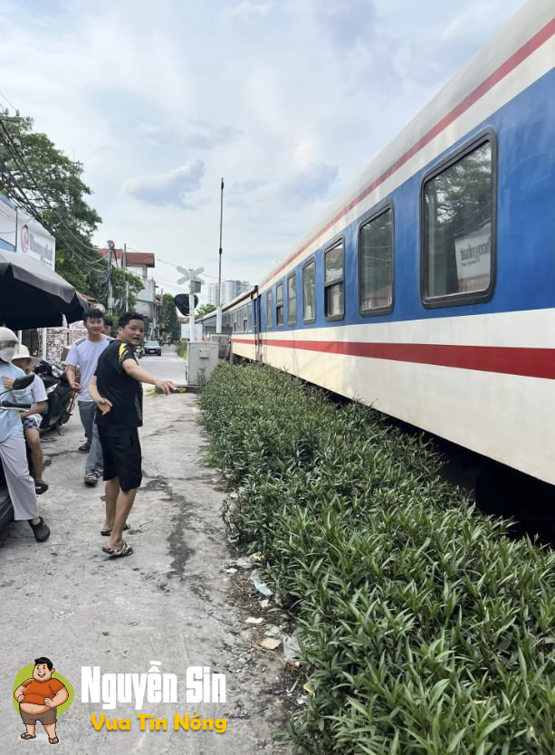 Người phụ nữ được phủ vải trắng tại khu vực đường tàu Văn Điển…