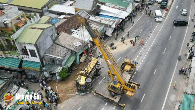 Quảng Ngãi: Ôtô vcham với xe máy rồi lao vào nhà dân, khiến 5ng thương vong