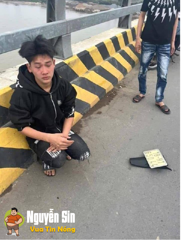 Cắt bản số xe của người ta rồi các cháu chụp ảnh khỏe chiến tích..sợ mấy chú công an tìm ko ra và CÁI KẾT, hahaha