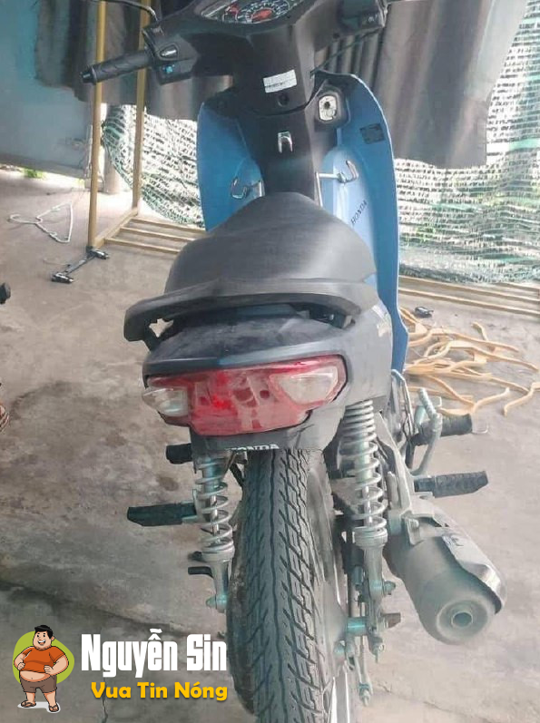 Cắt bản số xe của người ta rồi các cháu chụp ảnh khỏe chiến tích..sợ mấy chú công an tìm ko ra và CÁI KẾT, hahaha
