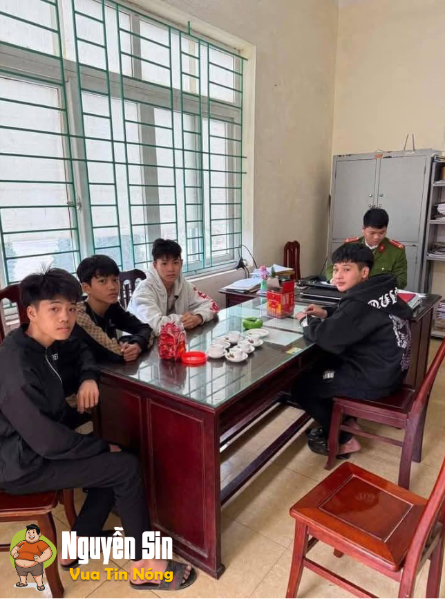 Cắt bản số xe của người ta rồi các cháu chụp ảnh khỏe chiến tích..sợ mấy chú công an tìm ko ra và CÁI KẾT, hahaha