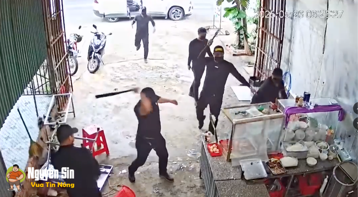 Nhóm áo đen, gậy đen, da không đen – đi oto trắng nát hết quán ngta rồi, nghe bảo ở DakLak