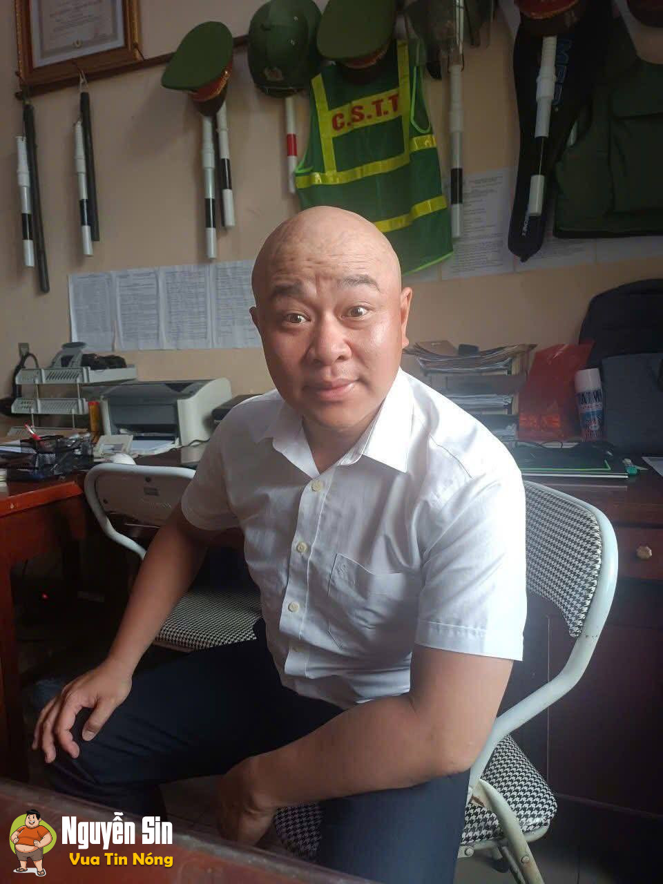 Anh trai dùng chân với sinh viên, dí luôn camera-men của chúng ta: “mày thích không?”
