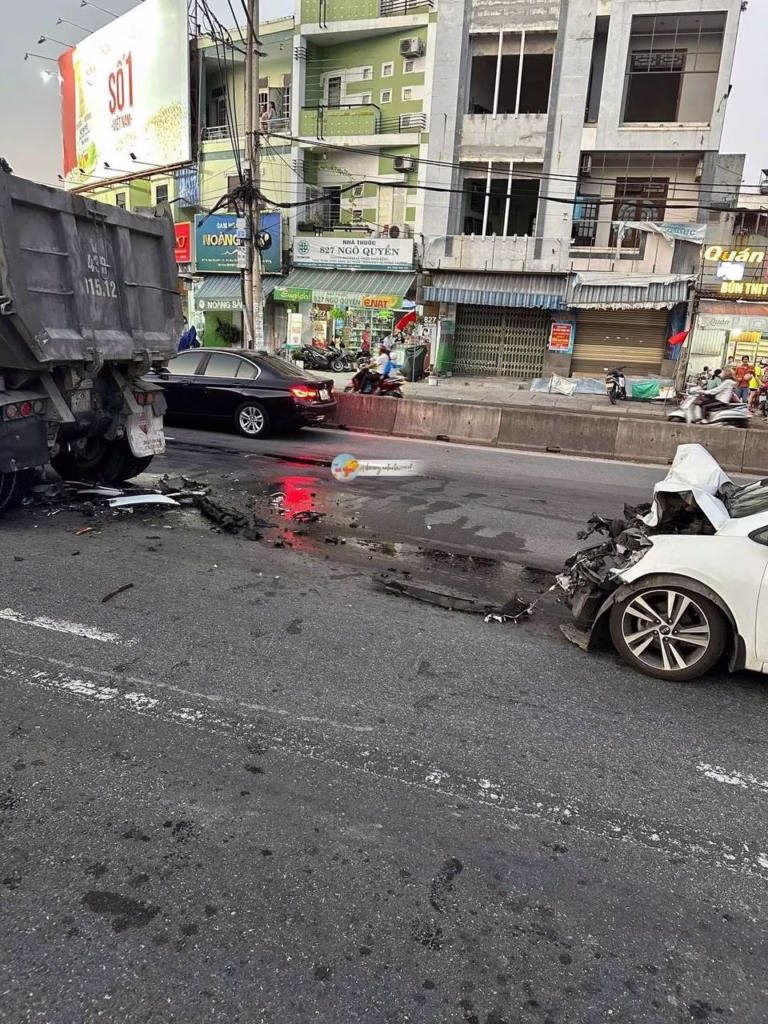 Đường NGÔ QUYỀN – ĐÀ NẴNG: Oto con có vẻ không kiểm soát tốc độ hôn vào mông xe tải