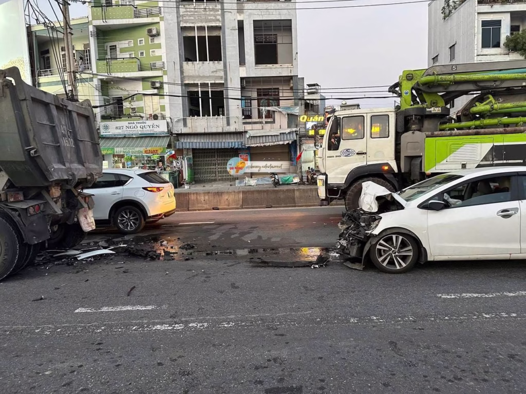 Đường NGÔ QUYỀN – ĐÀ NẴNG: Oto con có vẻ không kiểm soát tốc độ hôn vào mông xe tải