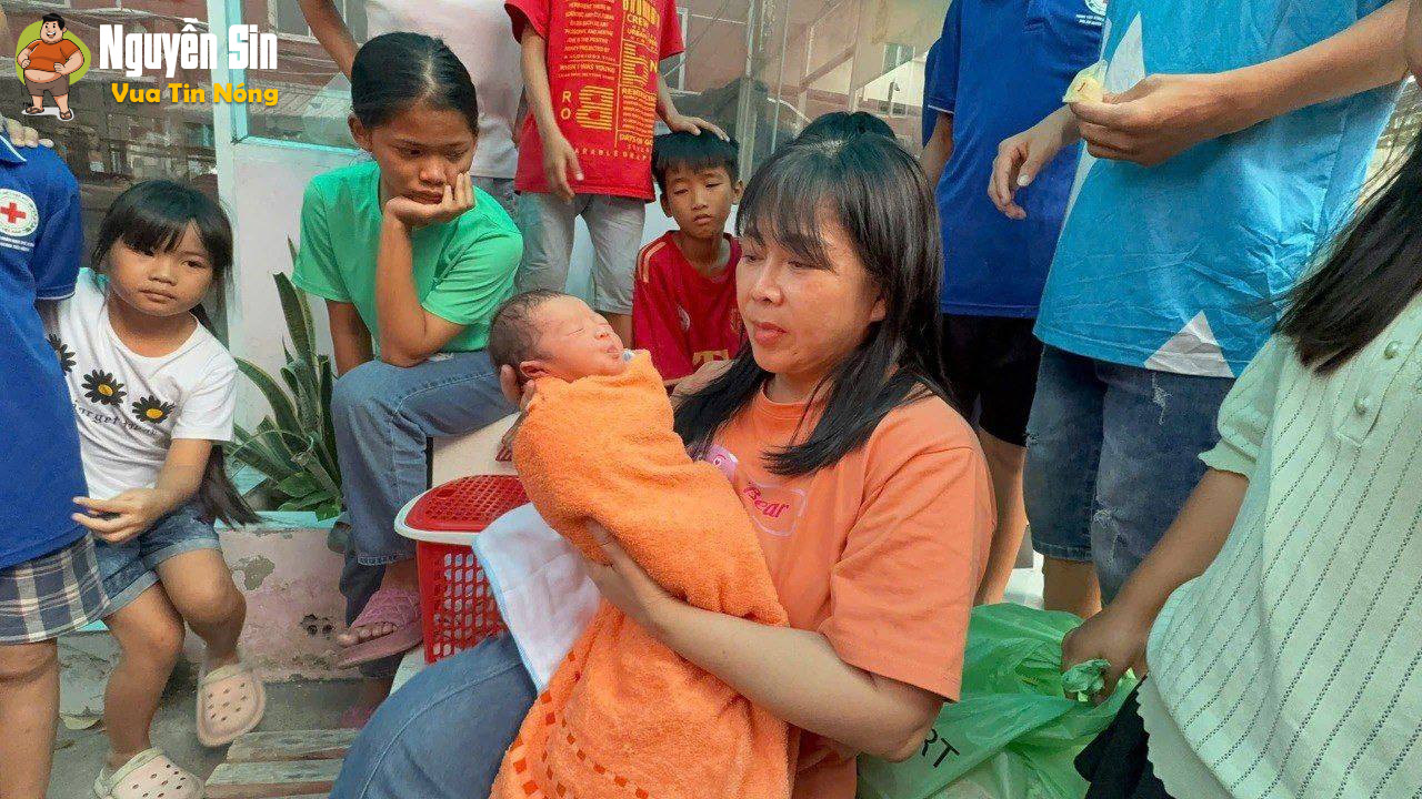 Bé trai sơ sinh bị bỏ rơi kèm với 1 bức thư..