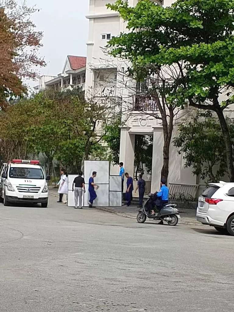 Ba nữ sinh lớp 9 (Đại học Vinh) bị lan can tầng 4 rơi trúng.. nhập viện cấp cứu