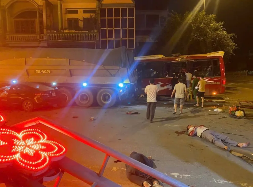 TNGT: Hà trung Thanh Hóa lúc rạng sáng