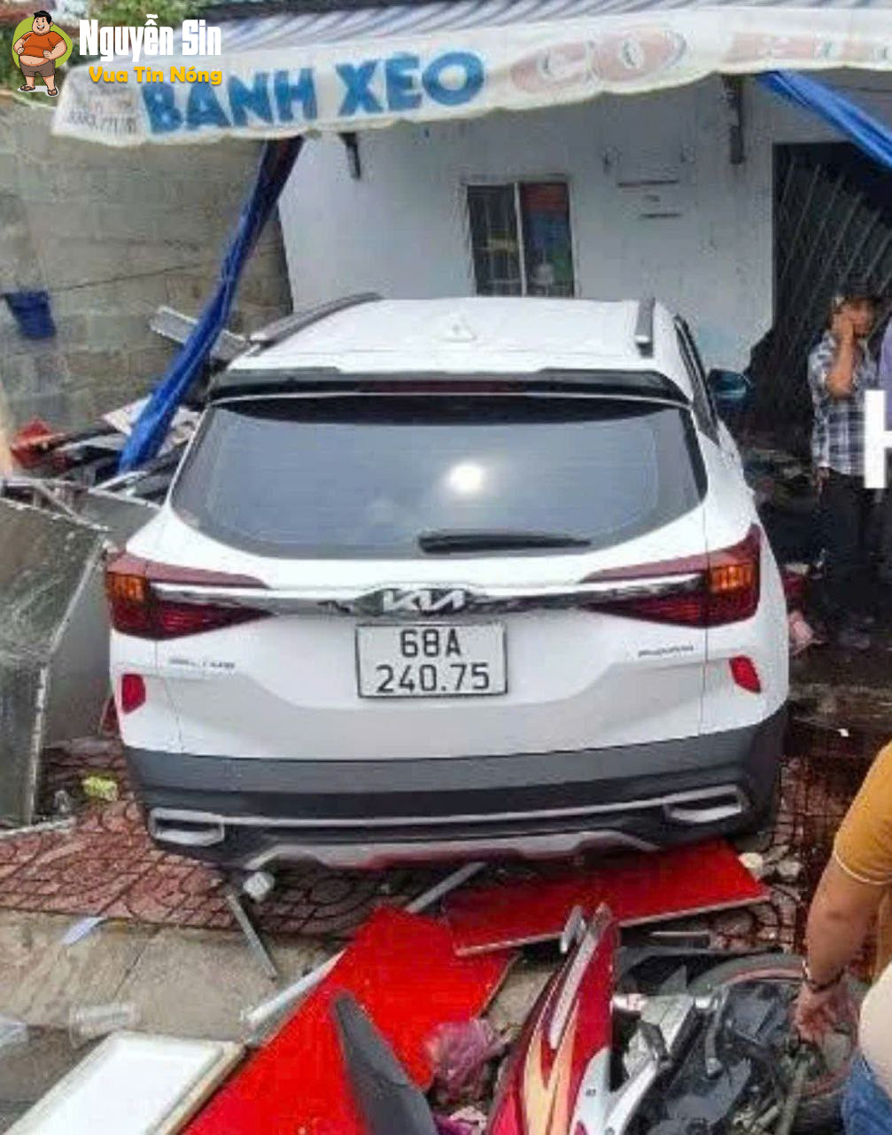 Vòng xoay Hùng Vương – Phan Thiết : chiếc xe hơi bất ngờ tông xe máy rồi lao thẳng vào quán bánh xèo. Vòng xoay Hùng Vương – Phan Thiết : chiếc xe hơi bất ngờ tông xe máy rồi lao thẳng vào quán bánh xèo.