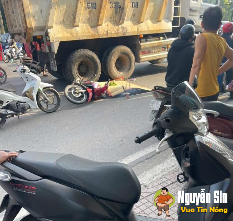 Ngã Ba Đồn (huyện Hóc Môn cũ) sáng nay: xe ben quẹo phải va chạm với xe máy, người đi xe máy té xuống đường và ko may bị cán tuvong