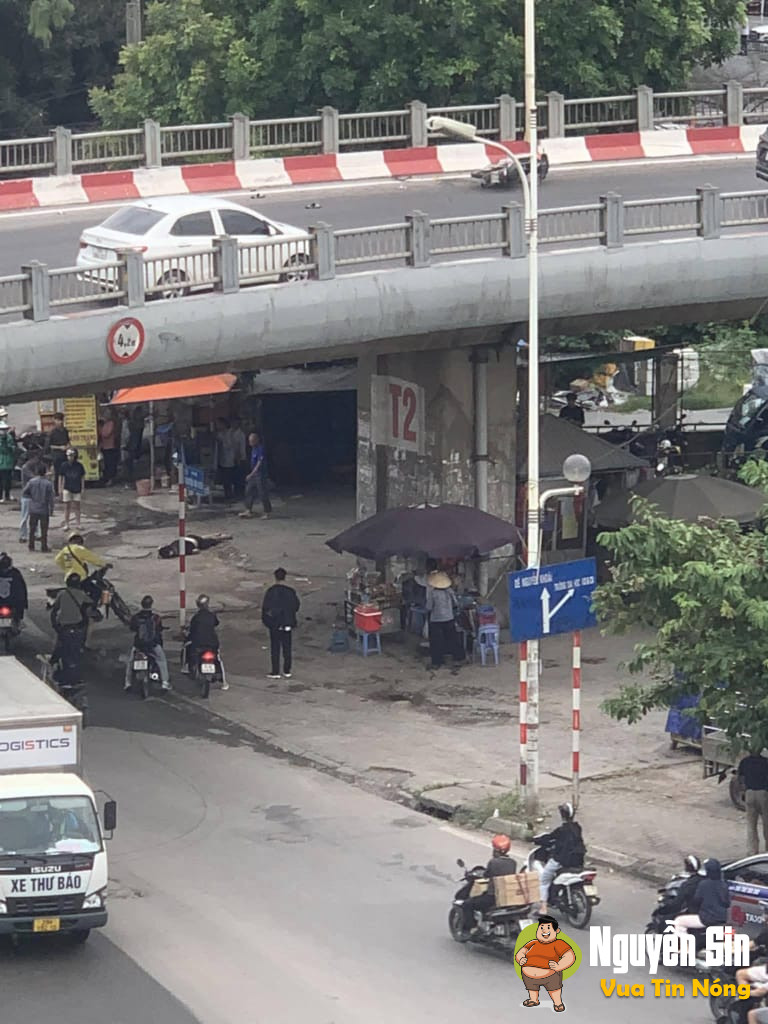 Cầu Vĩnh Tuy : xe trên cầu, người dưới cầu