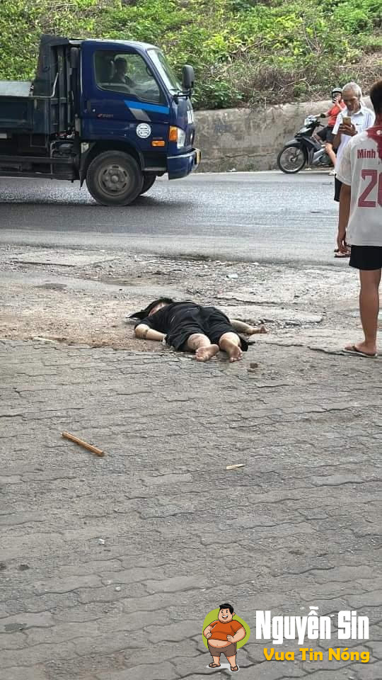 Cầu Vĩnh Tuy : xe trên cầu, người dưới cầu