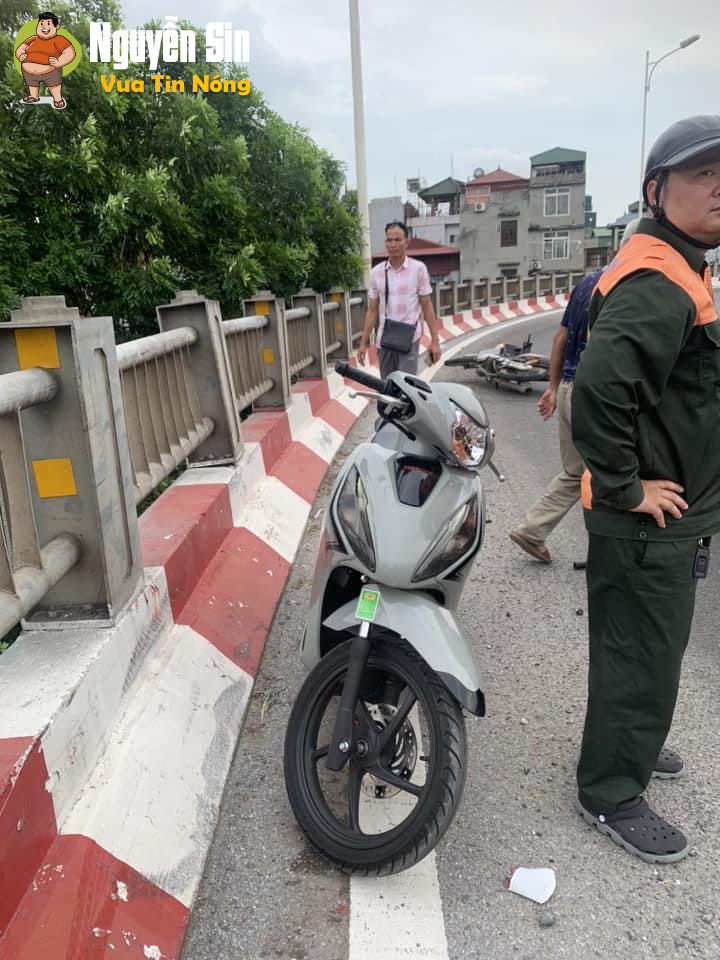 Cầu Vĩnh Tuy : xe trên cầu, người dưới cầu