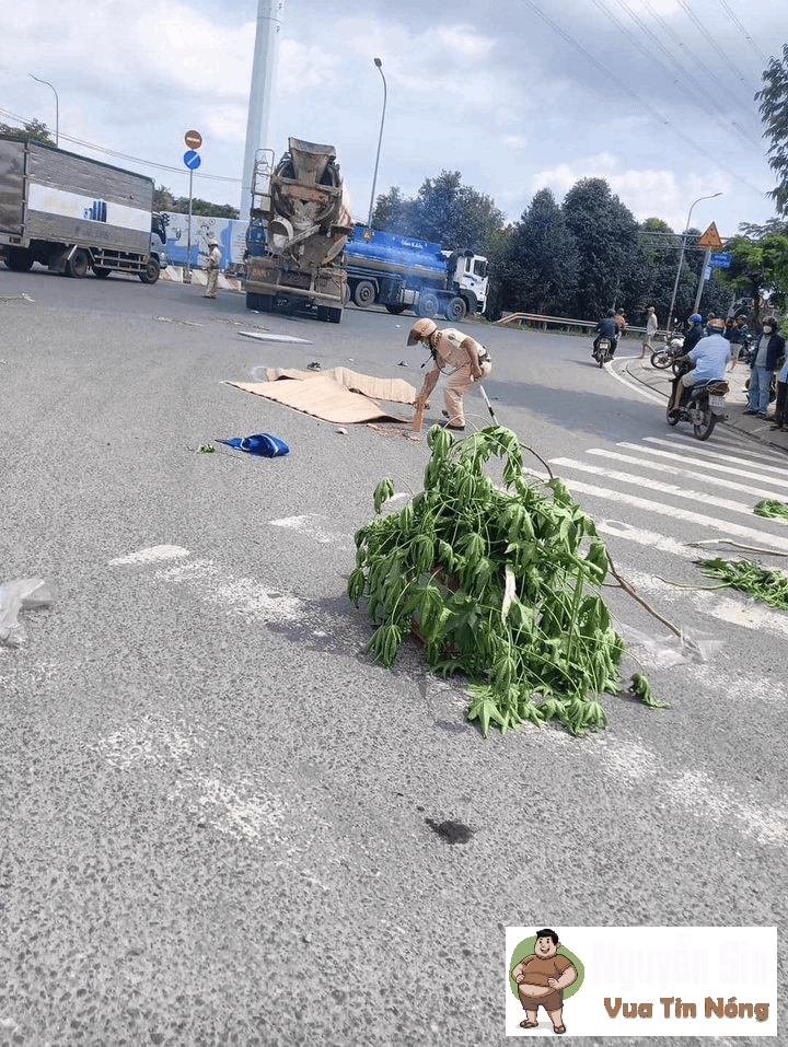 Vòng xoay Phú Hữu Tp Thủ Đức , xe bồn lùa xe máy vào gầm, khiến 2 nữ sinh ra đi thương tâm