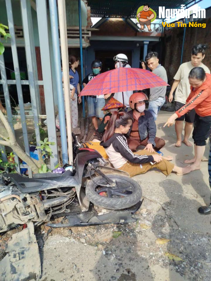 Hành Đức, Quảng Ngãi: Đang đứng thối tiền hay sao ấy thì bị ô tô hốt cả 2 đi luôn