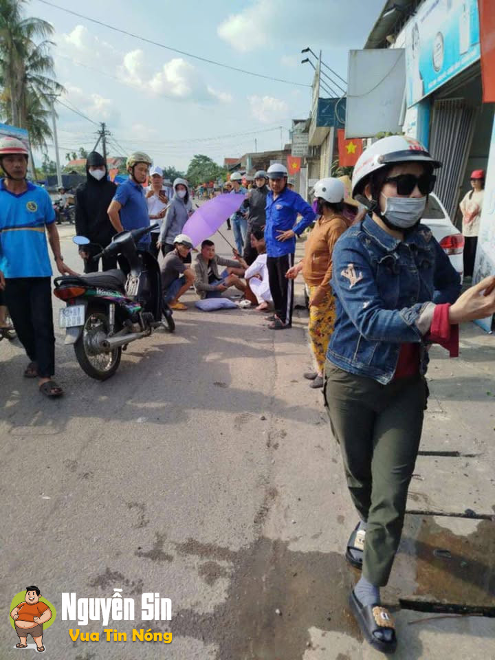 Hành Đức, Quảng Ngãi: Đang đứng thối tiền hay sao ấy thì bị ô tô hốt cả 2 đi luôn