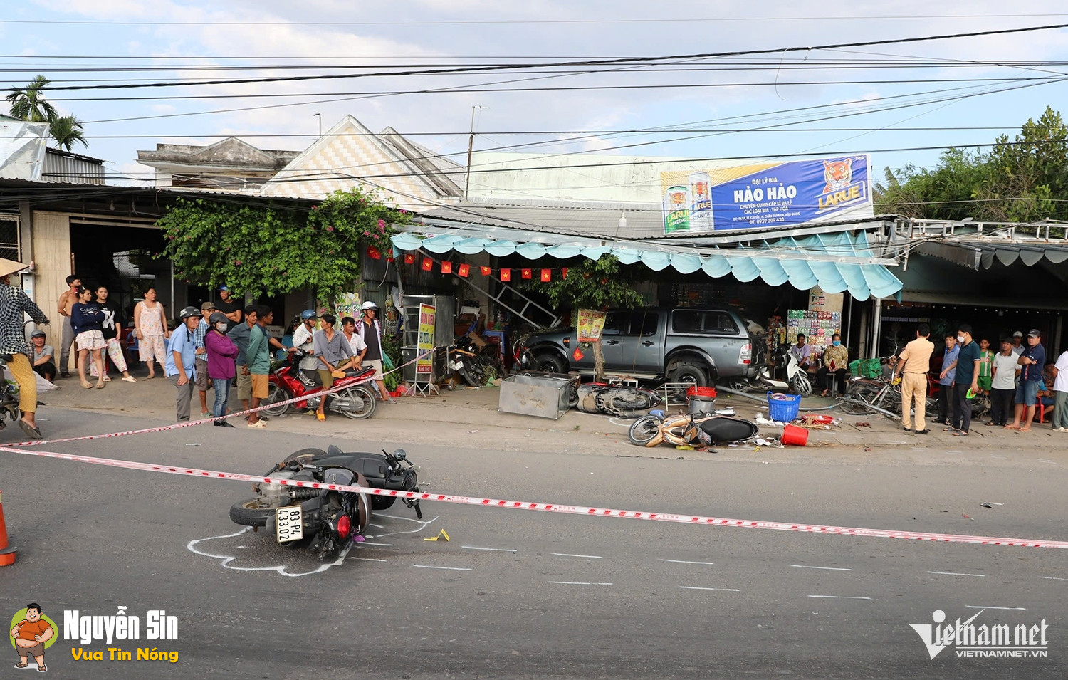 Ô tô lao vào nhà dân tông loạt xe máy ở Hậu Giang, 2 người thương vong