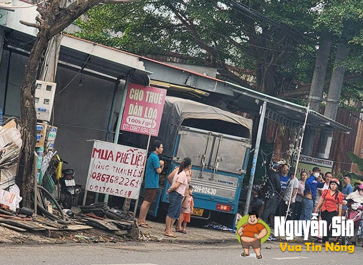 BRVT: Xe tải chở rau va chạm ô tô chở công nhân, 2 người tử vong