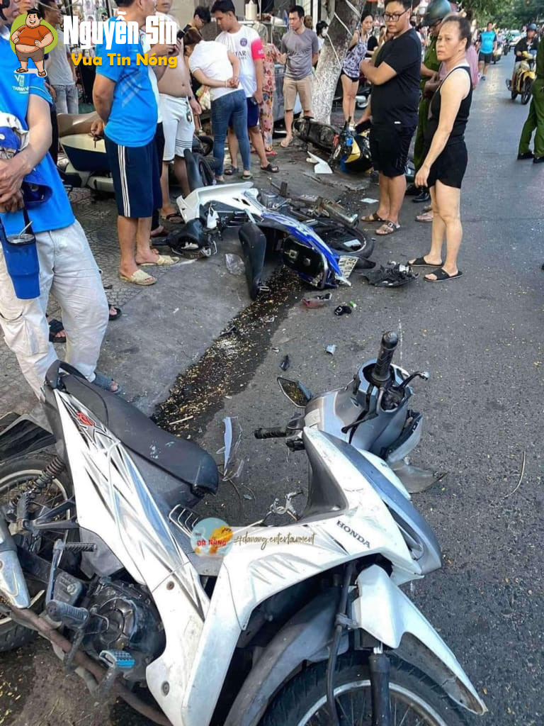 Ô tô mất lái t:/ông 6 xe máy ở trung tâm Đà Nẵng