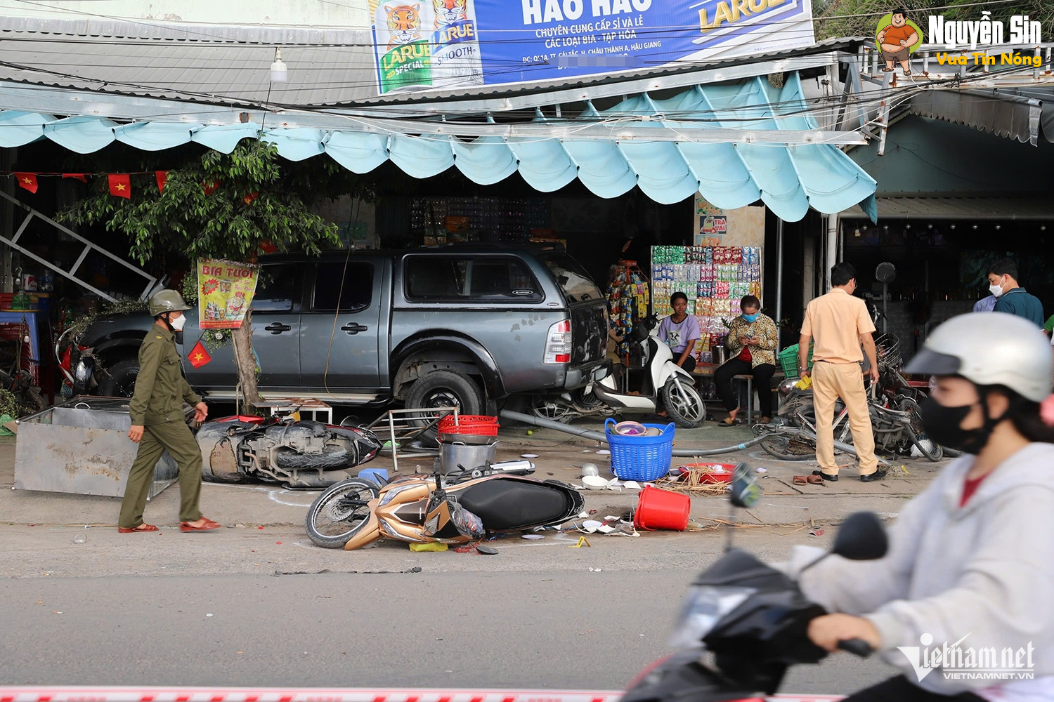 Ô tô lao vào nhà dân tông loạt xe máy ở Hậu Giang, 2 người thương vong