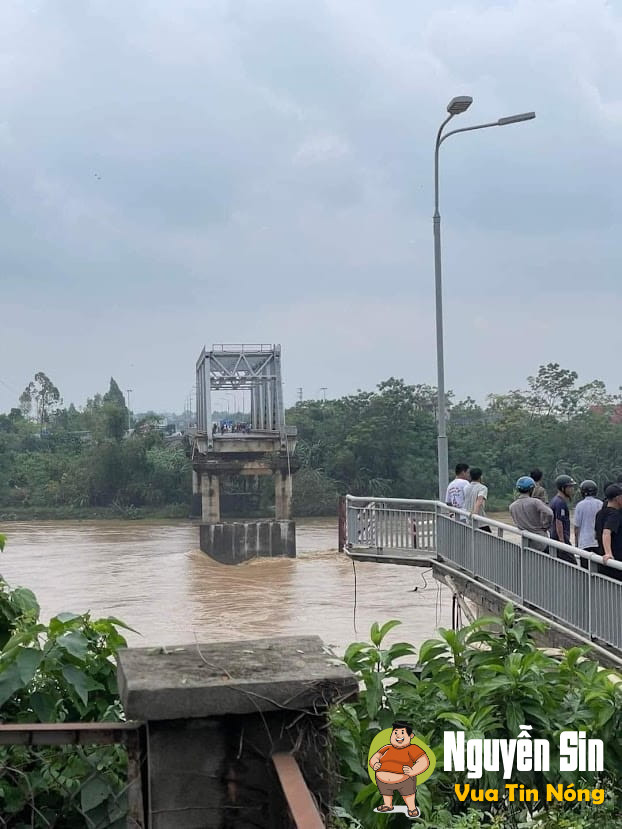 Sập Cầu Phong Châu nối liền hai huyện Lâm Thao và Tam Nông (Phú Thọ).