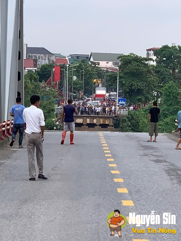Sập Cầu Phong Châu nối liền hai huyện Lâm Thao và Tam Nông (Phú Thọ).