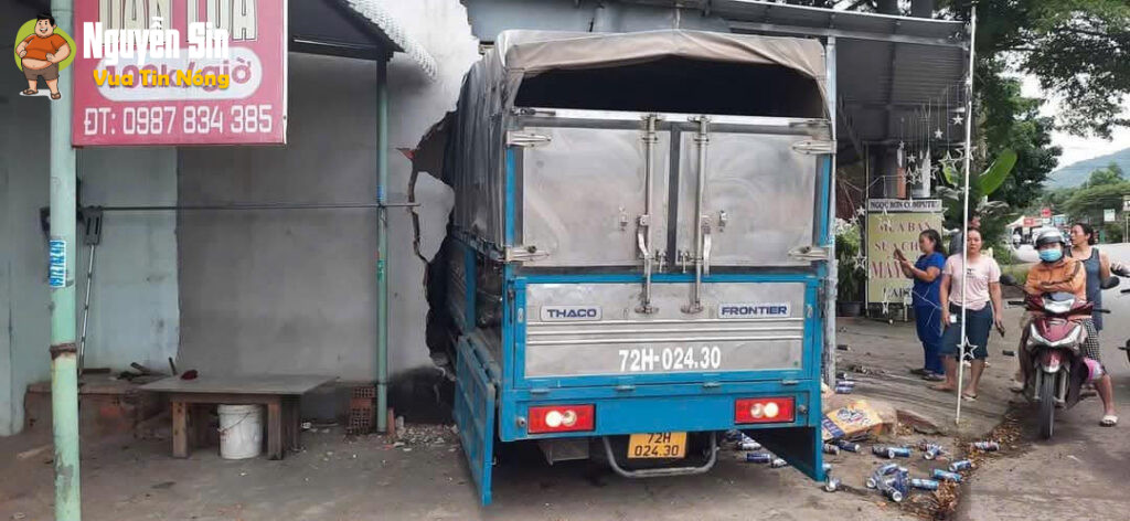 BRVT: Xe tải chở rau va chạm ô tô chở công nhân, 2 người tử vong