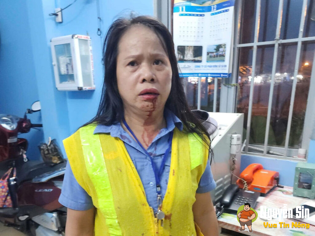 Ngăn người qua đường khi tàu sắp đến, nữ nhân viên gác chắn bị đ@nh đến gãy xương mũi.