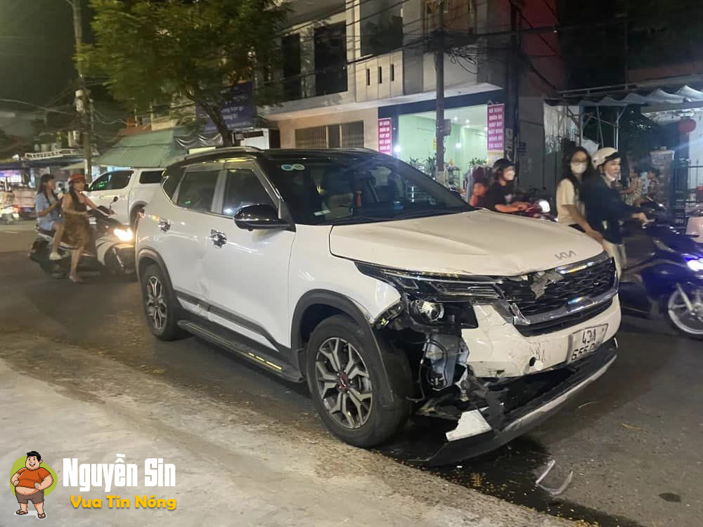 Ô tô mất lái t:/ông 6 xe máy ở trung tâm Đà Nẵng