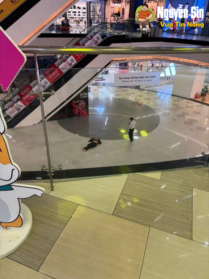 Vạn Hạnh Mall ngay lúc này người phụ nữ nhảy xuống..