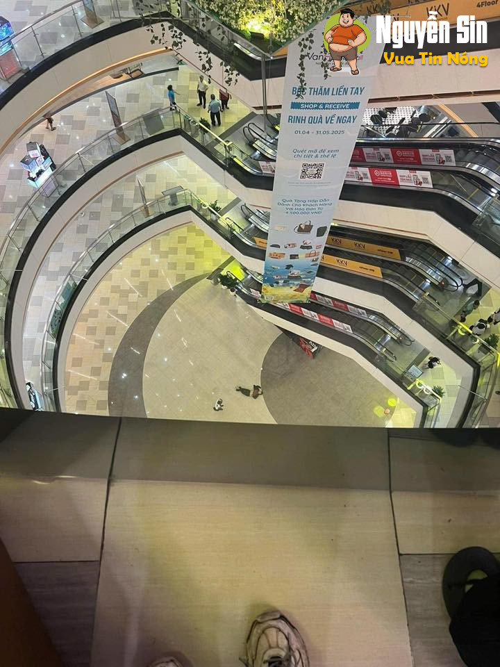 Vạn Hạnh Mall ngay lúc này người phụ nữ nhảy xuống..
