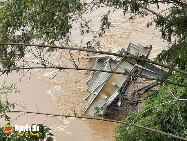 Sập Cầu Phong Châu nối liền hai huyện Lâm Thao và Tam Nông (Phú Thọ).