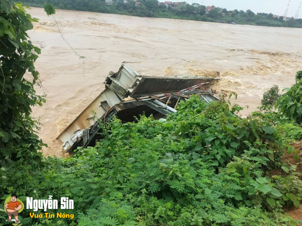 Sập Cầu Phong Châu nối liền hai huyện Lâm Thao và Tam Nông (Phú Thọ).
