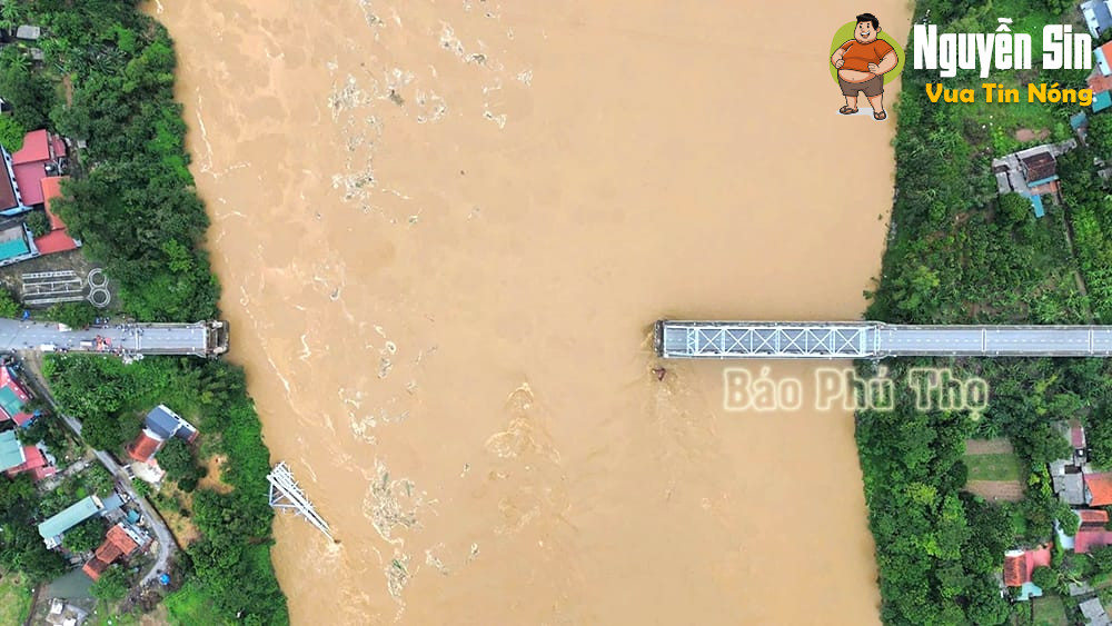 Sập Cầu Phong Châu nối liền hai huyện Lâm Thao và Tam Nông (Phú Thọ).