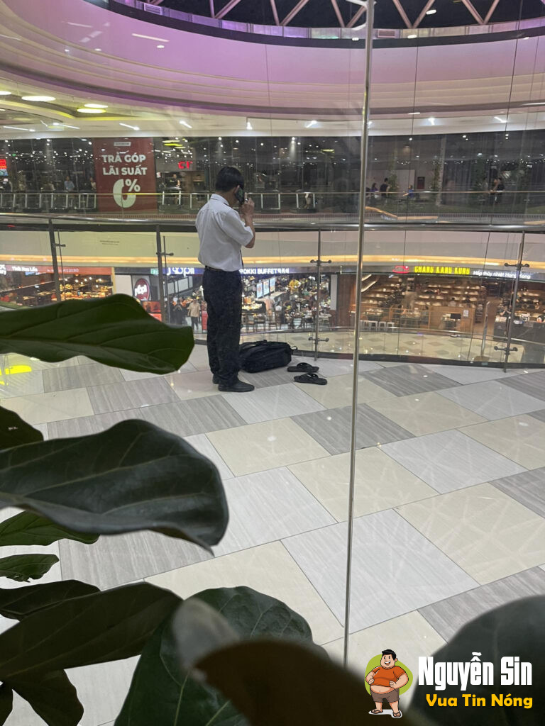 Vạn Hạnh Mall ngay lúc này người phụ nữ nhảy xuống..