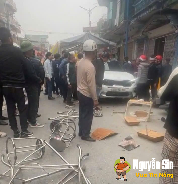 Hải Dương: Ôtô tông vào rạp đám tang, nhiều người bị thương