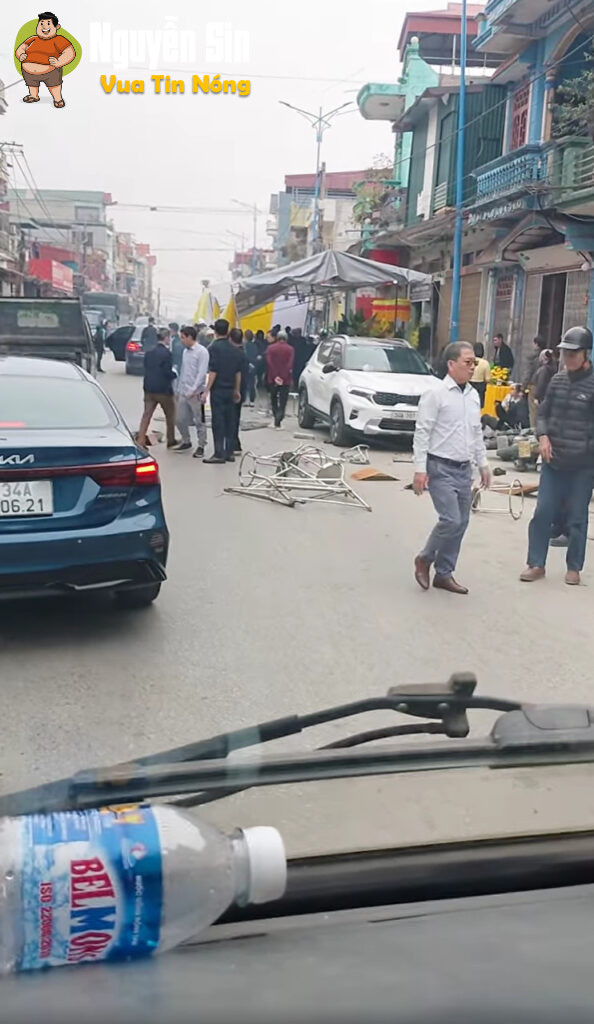 Hải Dương: Ôtô tông vào rạp đám tang, nhiều người bị thương