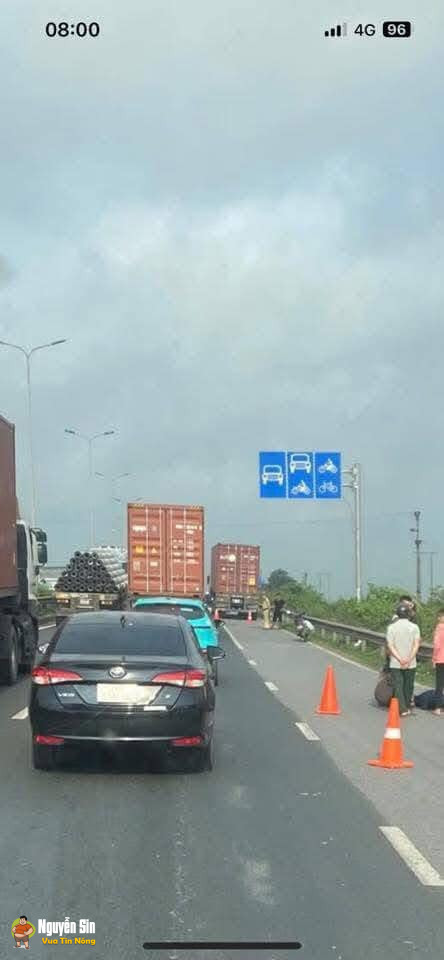 Tainan cầu Lai Vu hướng Hải Phòng. Nghe nói bố chở con bị TN, ng con gái không qua khỏi.