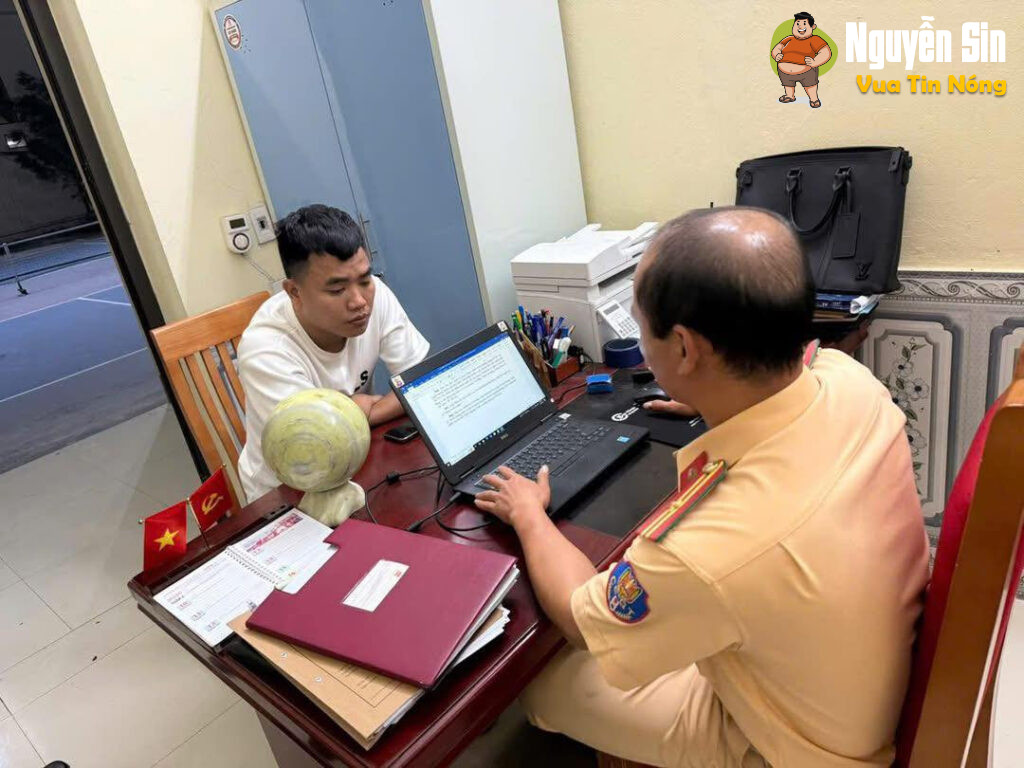 Xử phạt người bố cho con gái cầm vô lăng lái ô tô Xử phạt người bố cho con gái cầm vô lăng lái ô tô