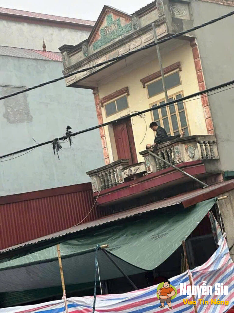 Bắc Ninh: Lẻn vào ăn trộm không thành, tên trộm bắt cóc bé gái lên mái nhà làm con tin.. Bắc Ninh: Lẻn vào ăn trộm không thành, tên trộm bắt cóc bé gái lên mái nhà làm con tin..