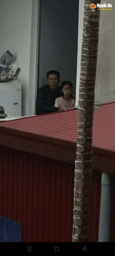 Bắc Ninh: Lẻn vào ăn trộm không thành, tên trộm bắt cóc bé gái lên mái nhà làm con tin.. Bắc Ninh: Lẻn vào ăn trộm không thành, tên trộm bắt cóc bé gái lên mái nhà làm con tin..