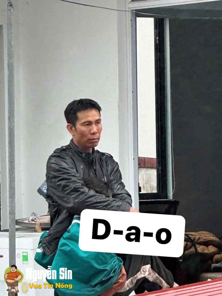 Bắc Ninh: Lẻn vào ăn trộm không thành, tên trộm bắt cóc bé gái lên mái nhà làm con tin.. Bắc Ninh: Lẻn vào ăn trộm không thành, tên trộm bắt cóc bé gái lên mái nhà làm con tin..