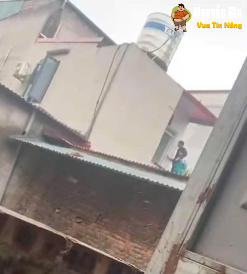 Bắc Ninh: Lẻn vào ăn trộm không thành, tên trộm bắt cóc bé gái lên mái nhà làm con tin.. Bắc Ninh: Lẻn vào ăn trộm không thành, tên trộm bắt cóc bé gái lên mái nhà làm con tin..