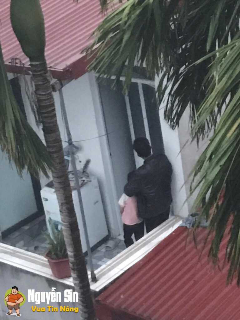 Bắc Ninh: Lẻn vào ăn trộm không thành, tên trộm bắt cóc bé gái lên mái nhà làm con tin.. Bắc Ninh: Lẻn vào ăn trộm không thành, tên trộm bắt cóc bé gái lên mái nhà làm con tin..