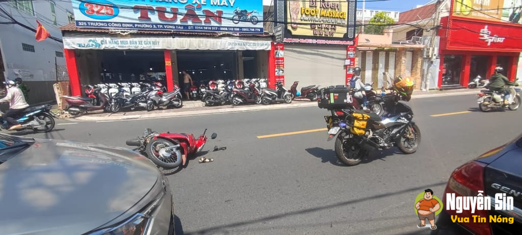 Một phút bất cẩn khi mở cửa xe, làm h::ại người phụ nữ đi xe máy. Sự việc xảy ra sáng nay tại đường Trương Công Định Vũng Tàu