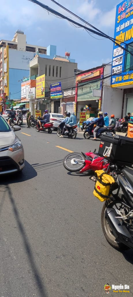 Một phút bất cẩn khi mở cửa xe, làm h::ại người phụ nữ đi xe máy. Sự việc xảy ra sáng nay tại đường Trương Công Định Vũng Tàu
